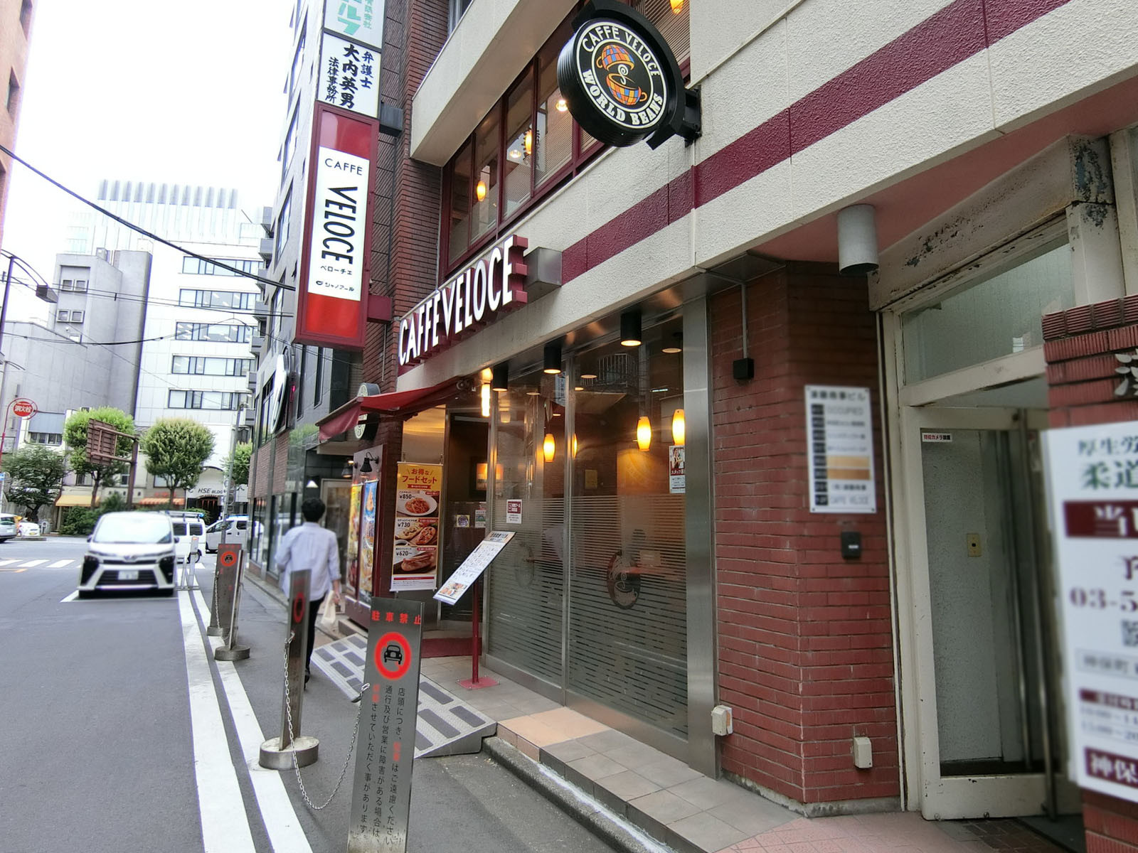 至近のカフェ･ベローチェ 神保町店