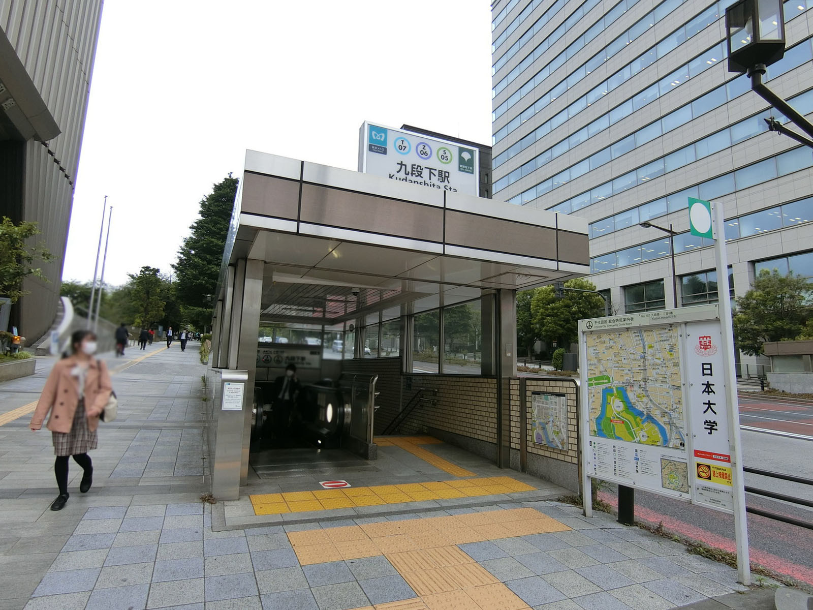 最寄りの「九段下駅」