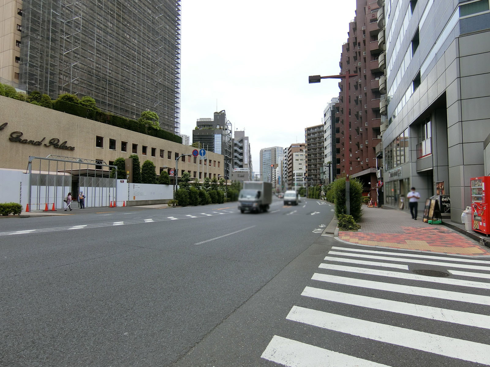 グリーンオーク九段前面の目白通り