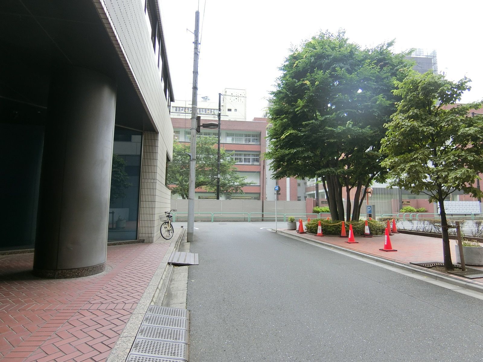 一ツ橋別館前面の通り