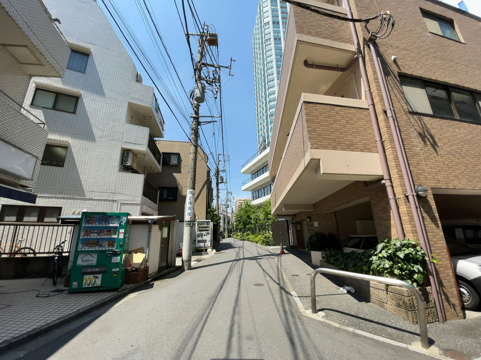 ピアタイセイ西新宿前面の通り