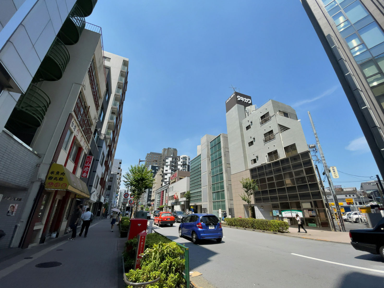 幸伸ビル新宿前面の通り