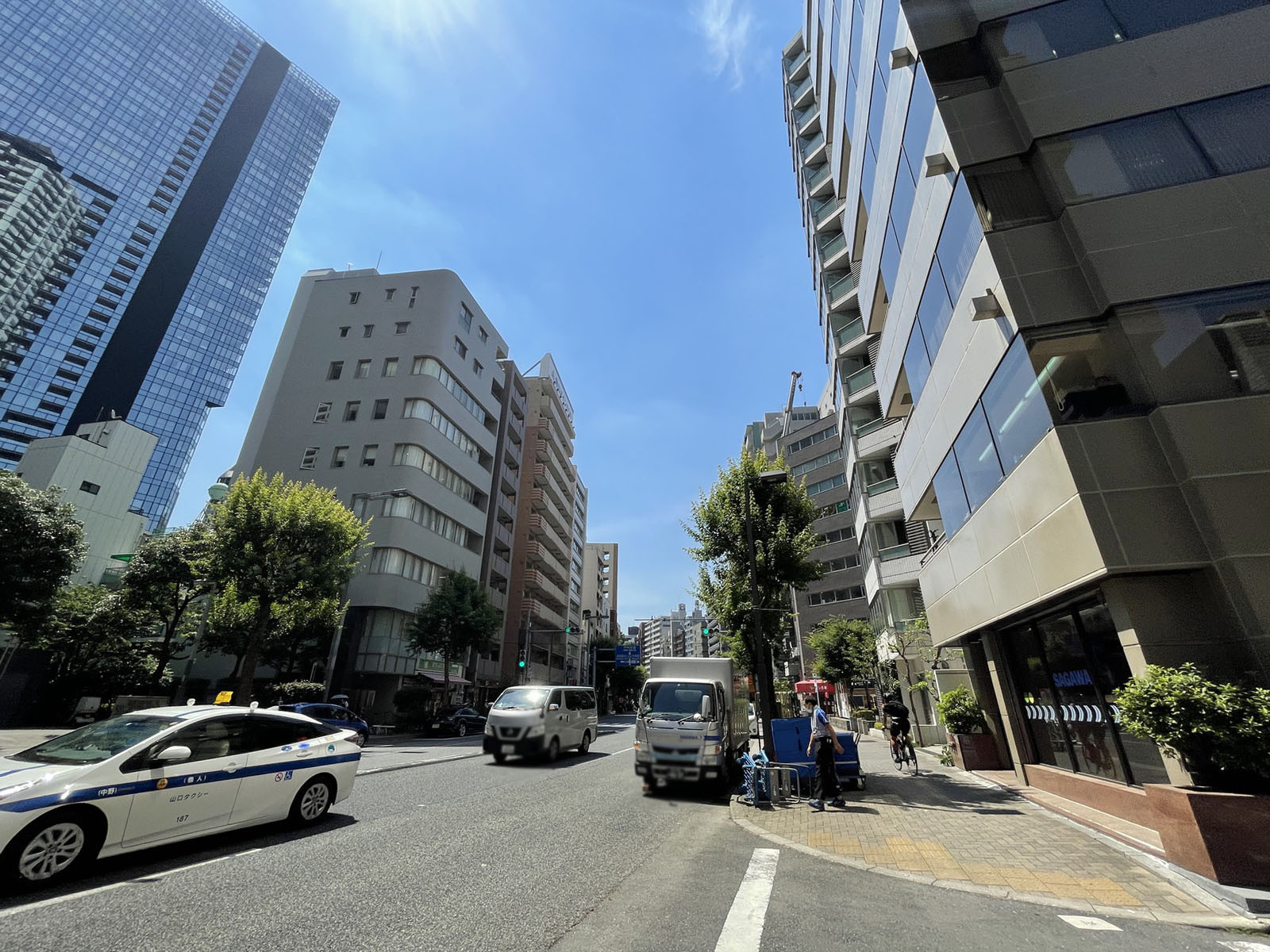 第1ともえビル前面の十二社通り