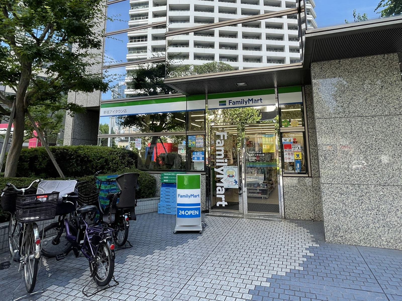 徒歩3分のファミリーマート 新宿アイタウン店