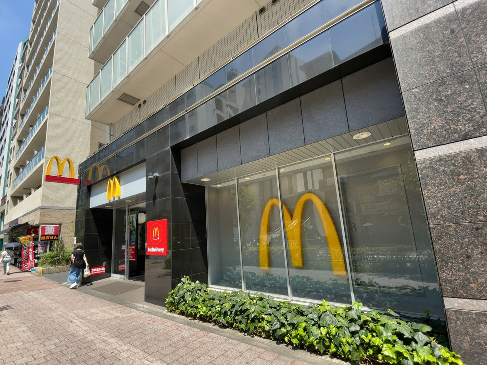 徒歩2分のマクドナルド 西新宿5丁目店