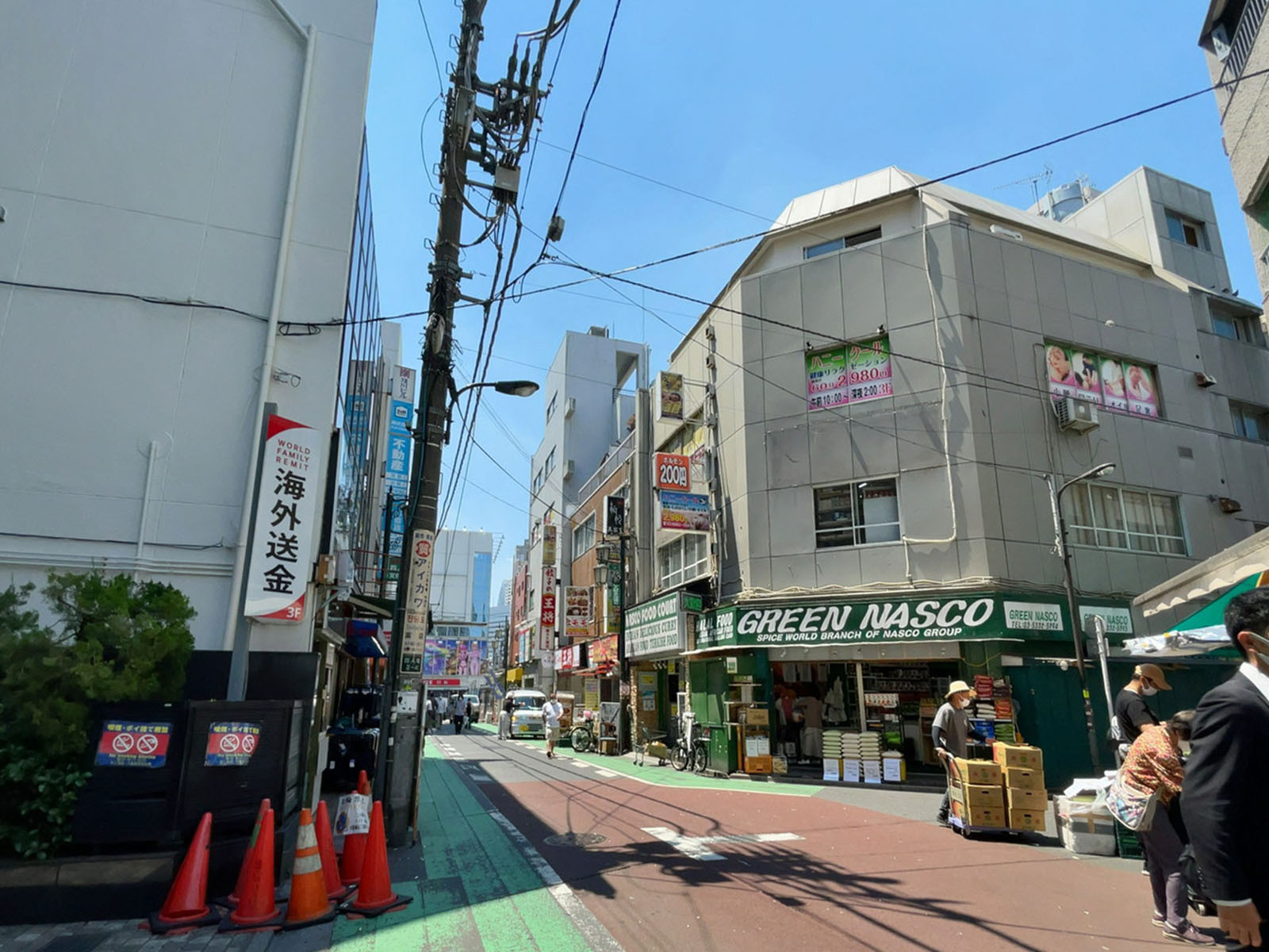 メイト新宿ビル前面の通り