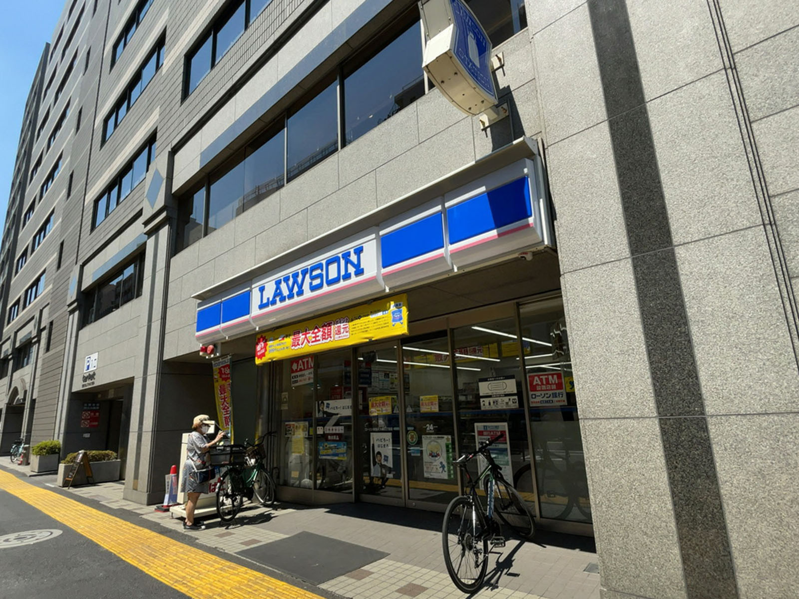 徒歩1分のローソン 新宿大久保2丁目店