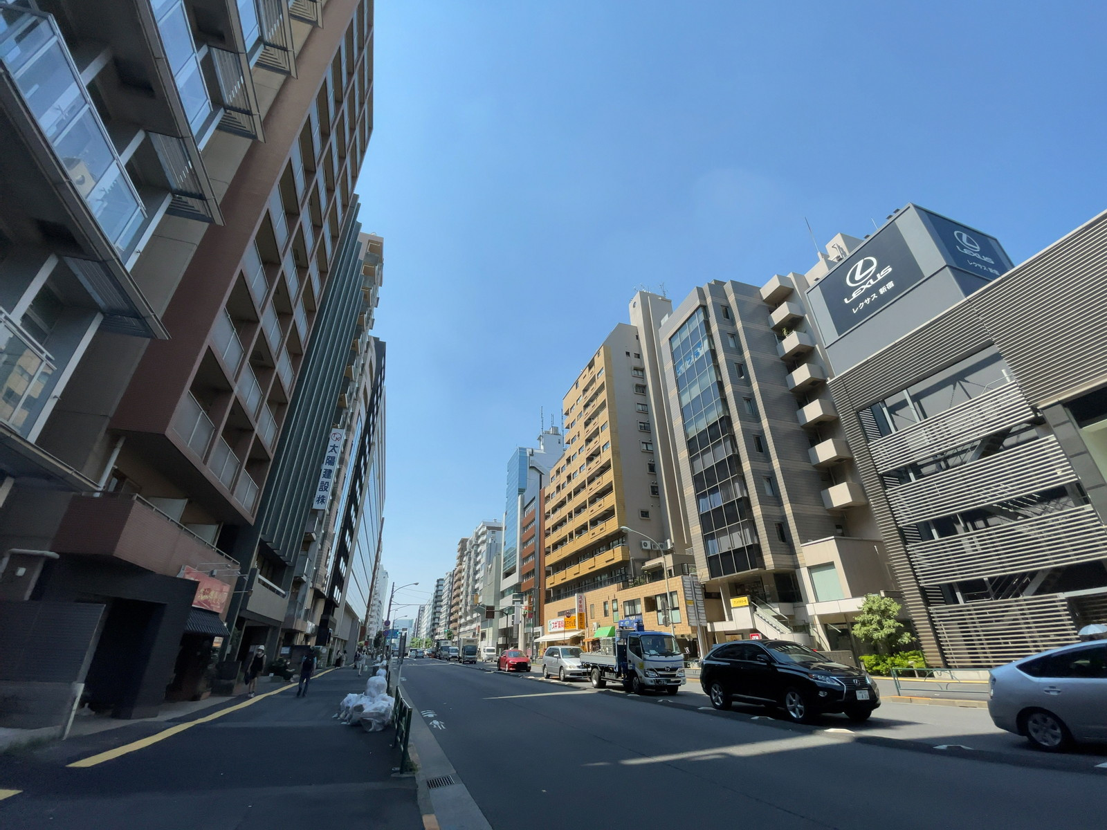VORT東新宿前面の通り