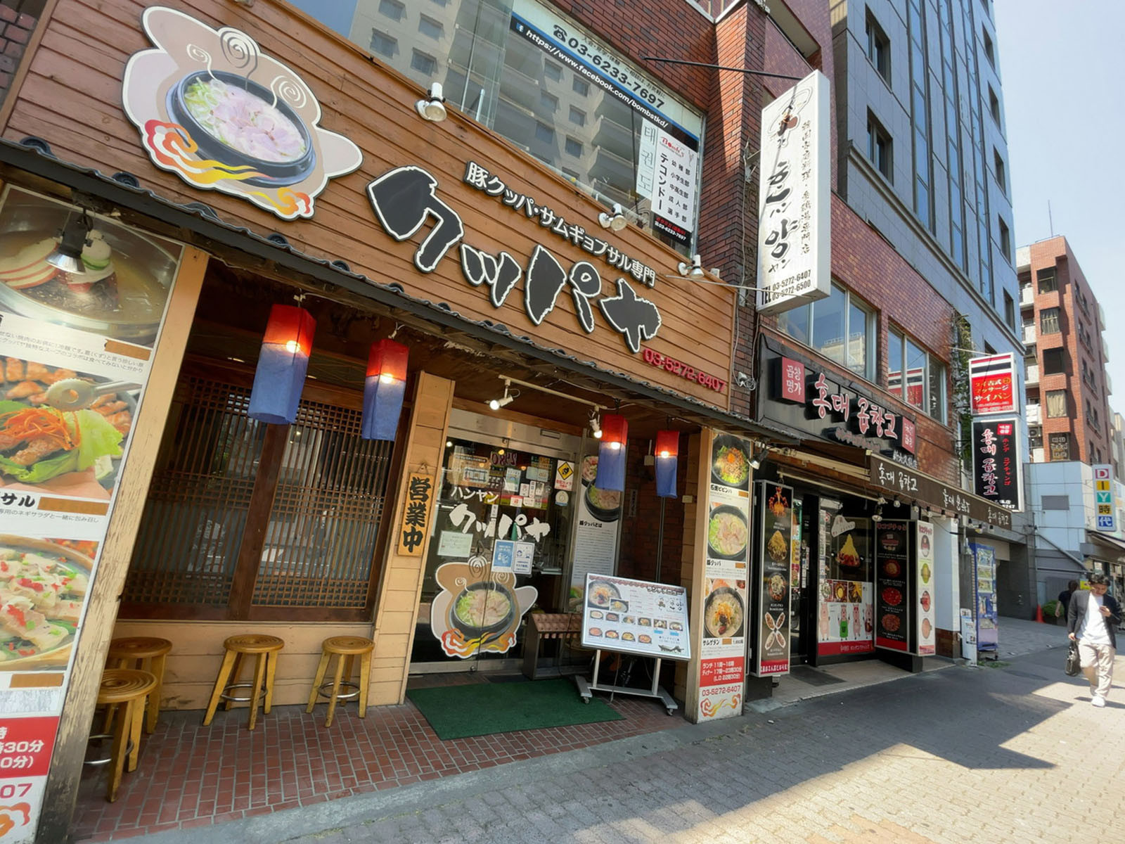 周辺は飲食店が豊富なエリア