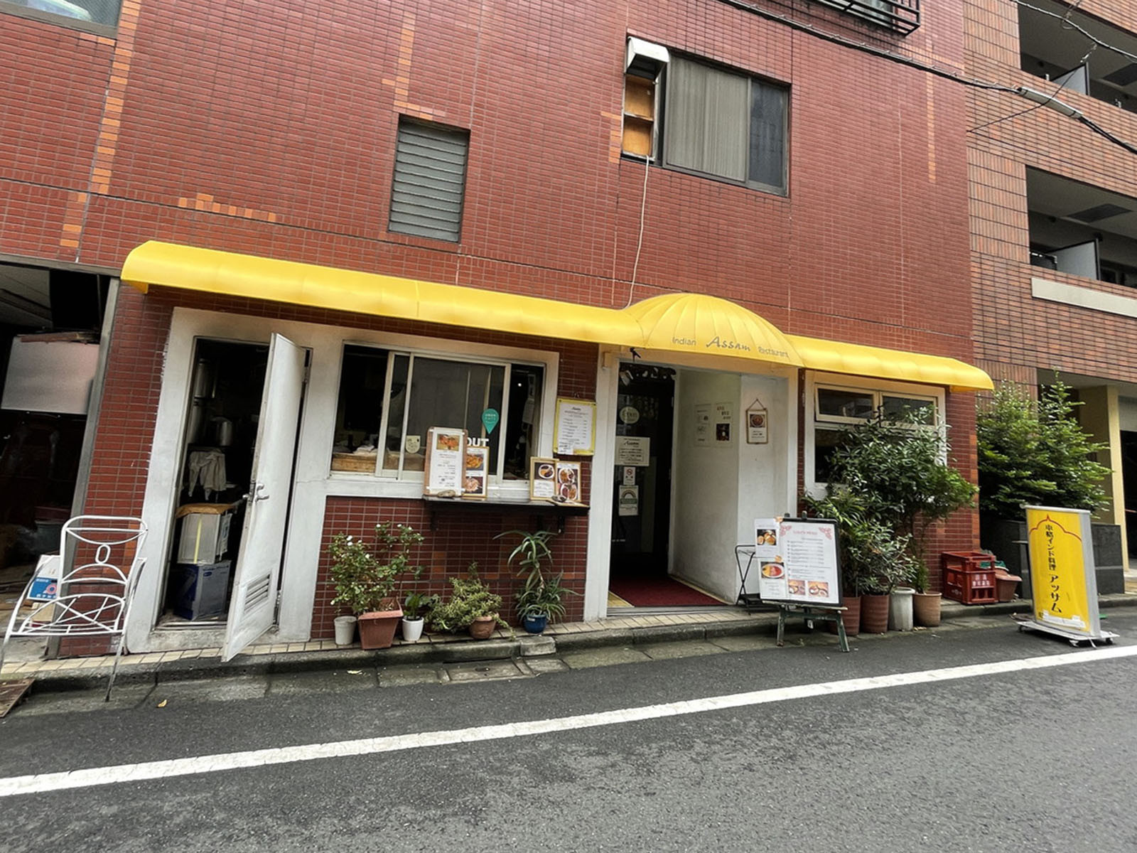 周辺には飲食店が点在