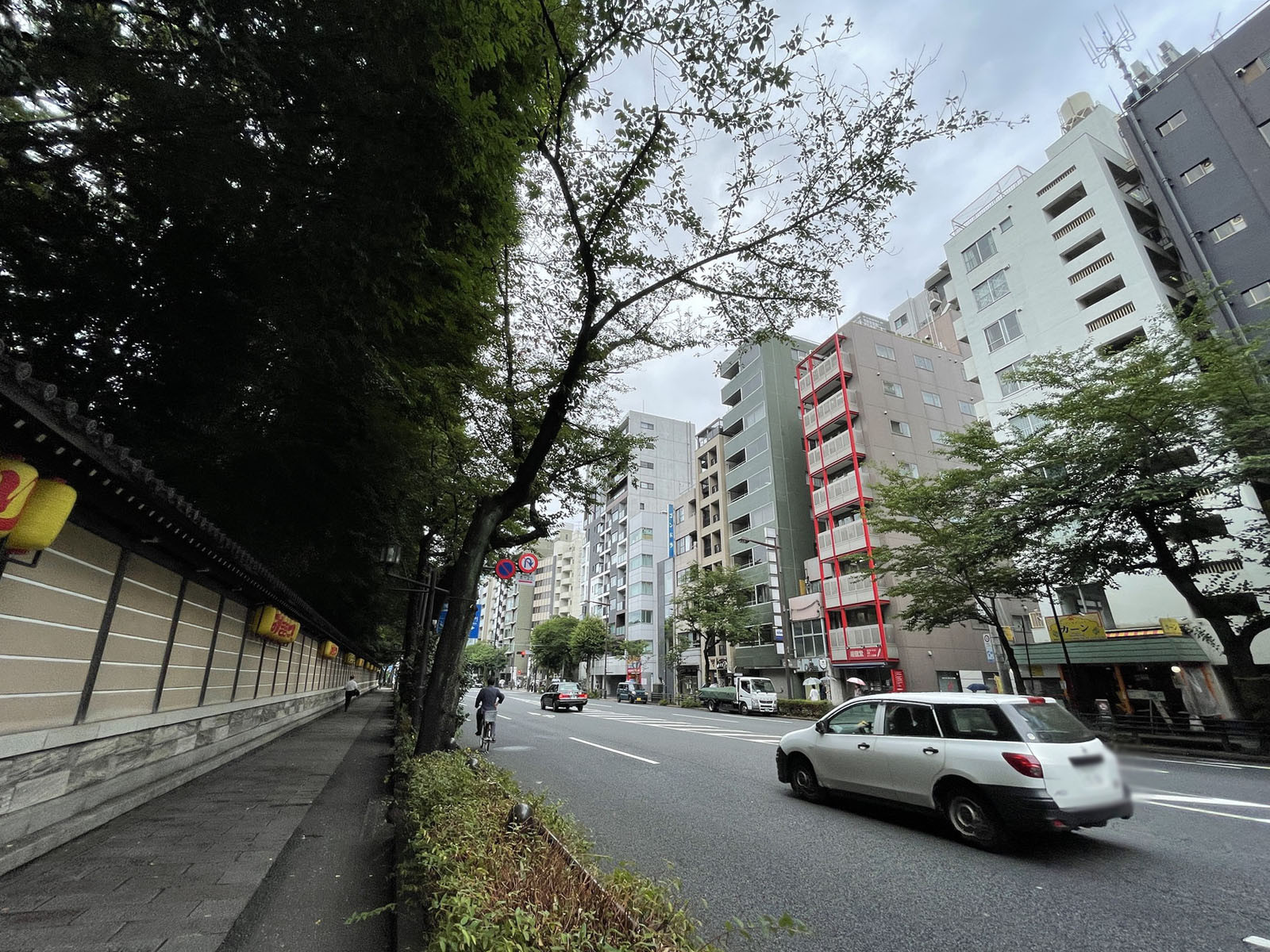丸中ビル前面の靖国通り