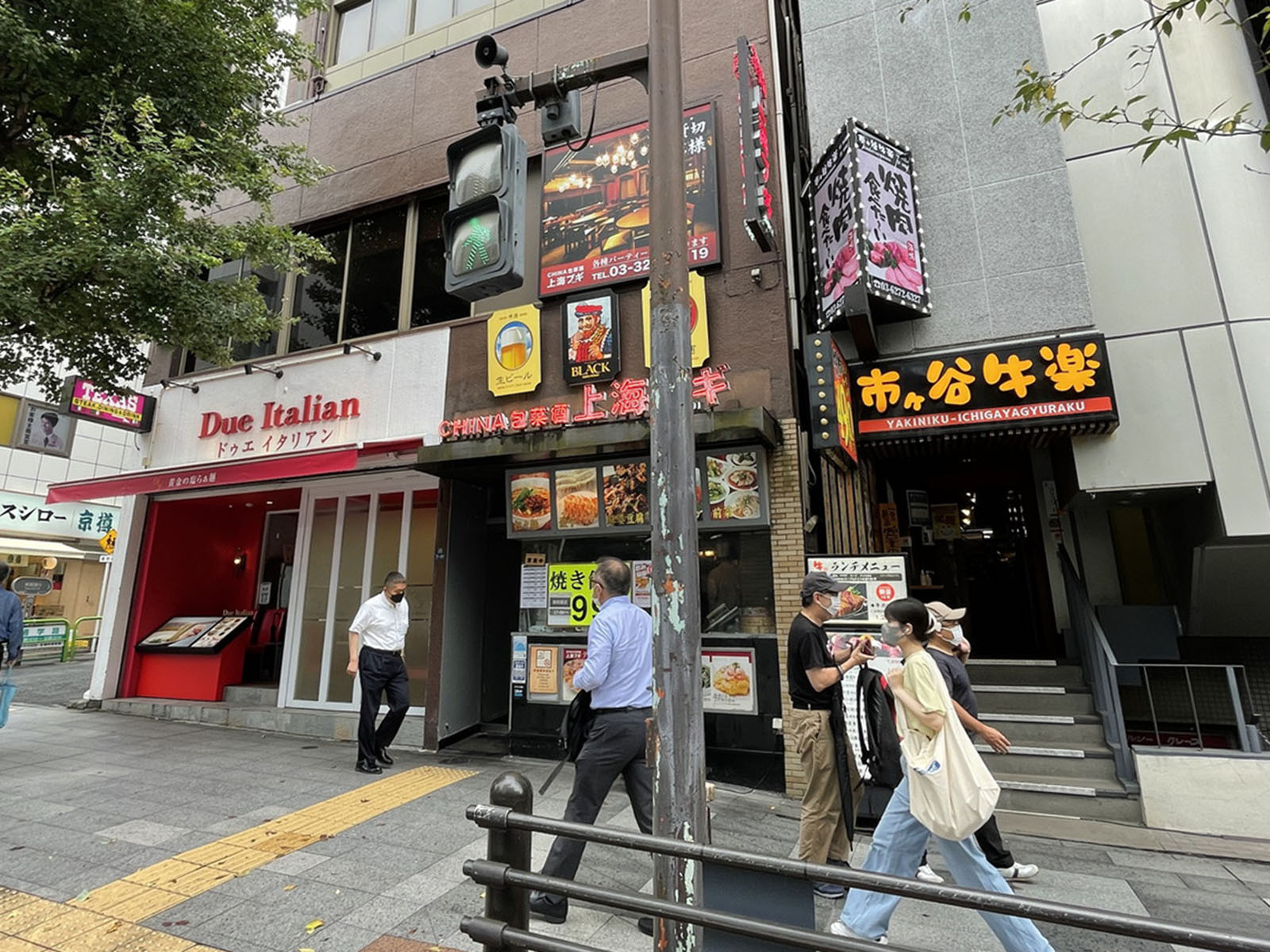 周辺には飲食店が点在
