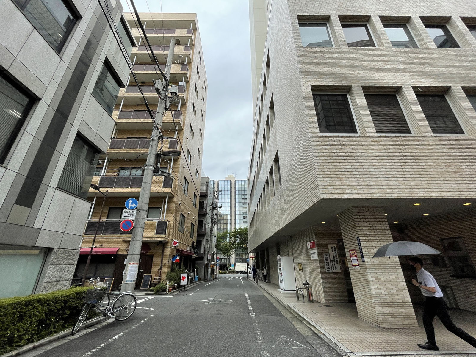 滝ビル前面の通り