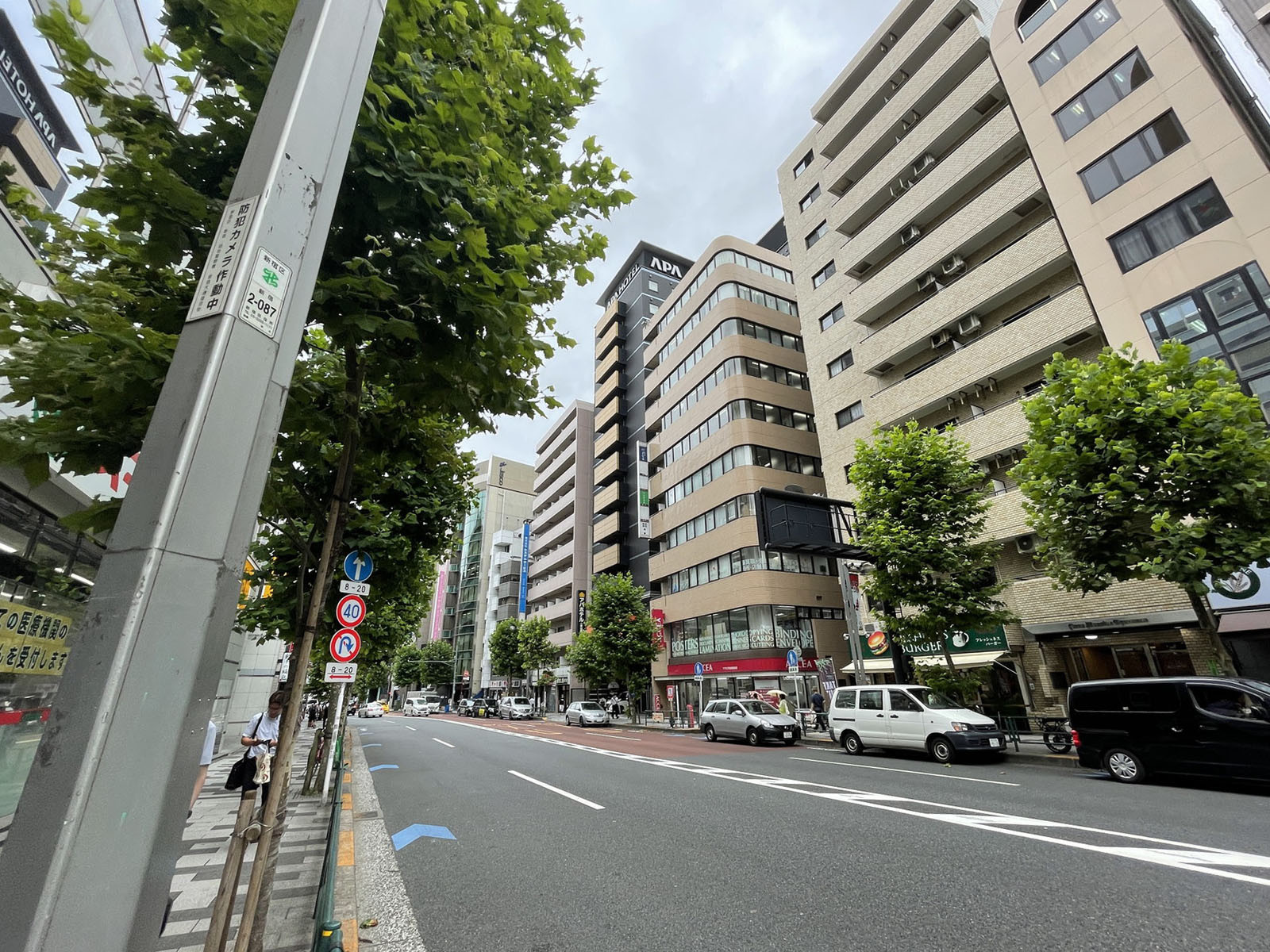 新宿KGビル前面の新宿通り