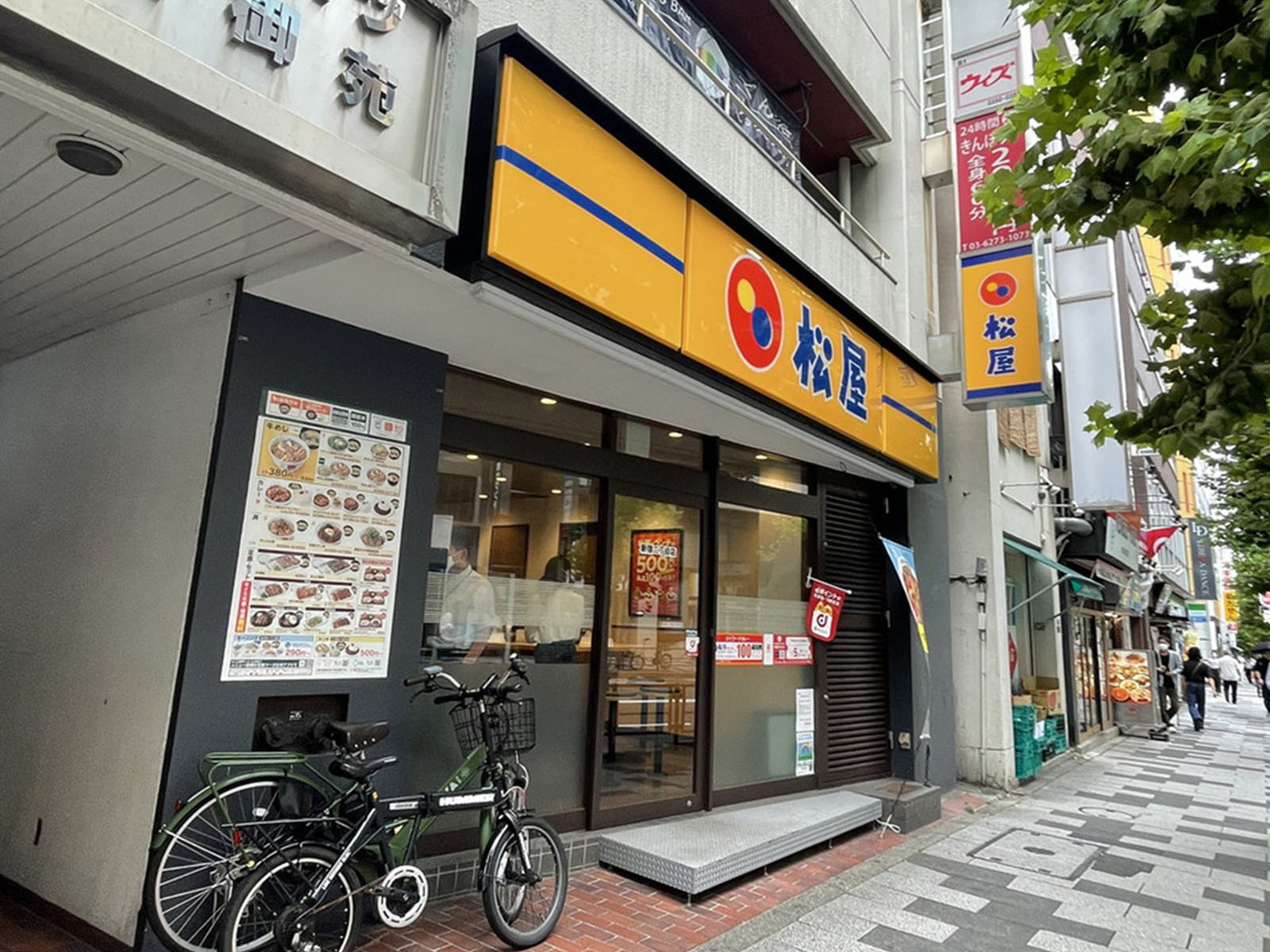 周辺には飲食店が点在