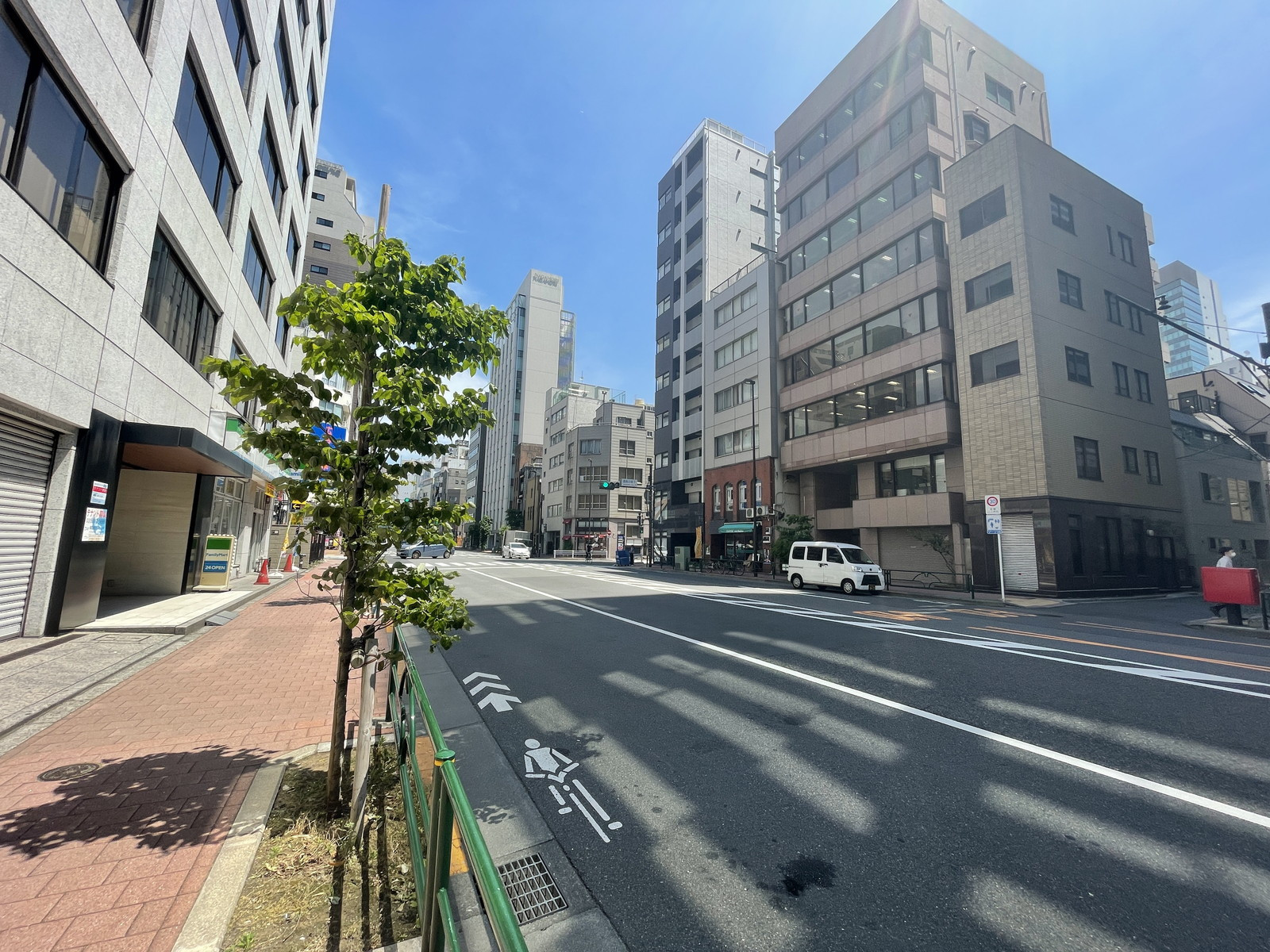 東京家具会館ビル前面の通り