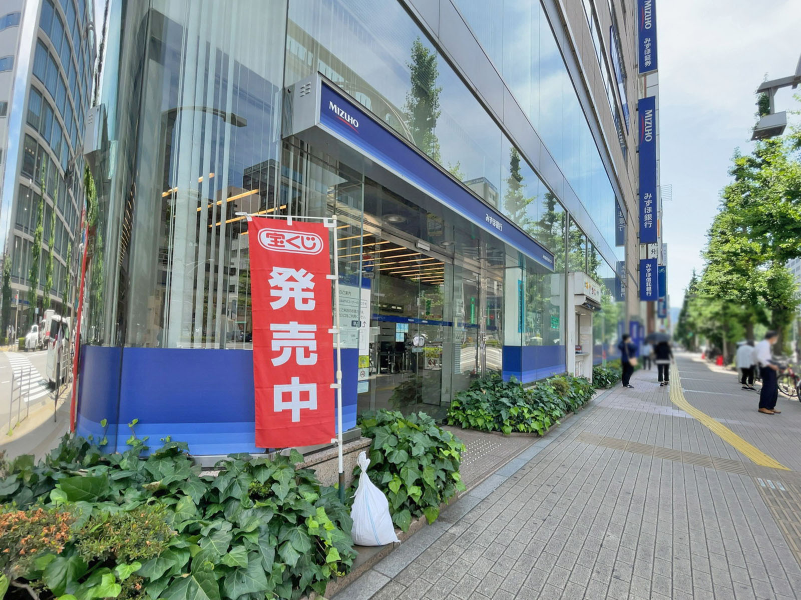 徒歩1分のみずほ銀行 上野支店