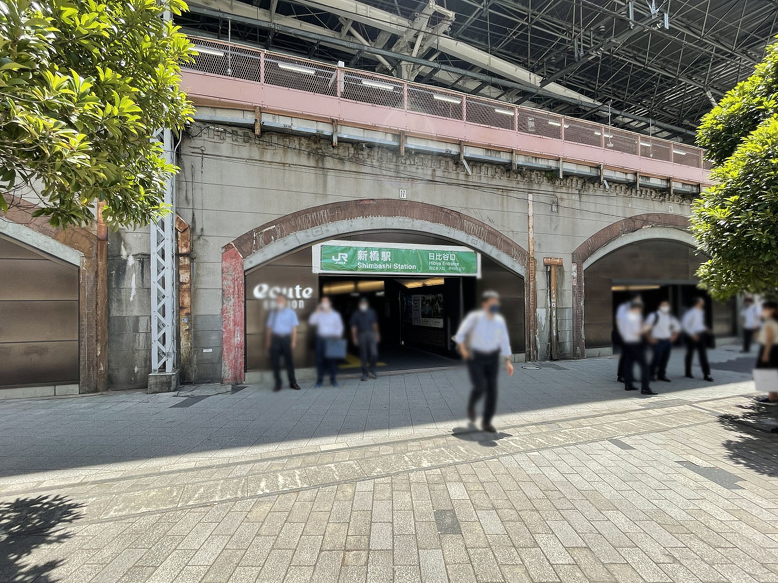 徒歩圏内の「新橋駅」