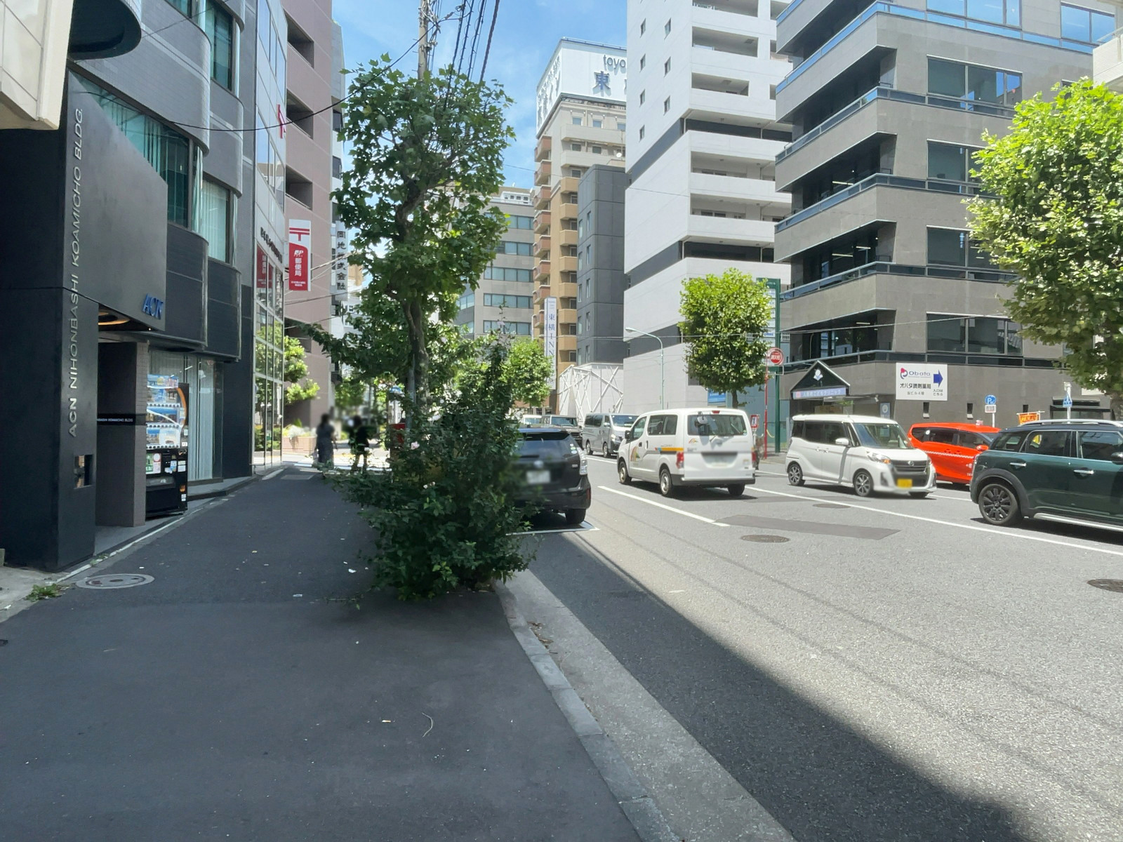 オンラインビル前面の通り