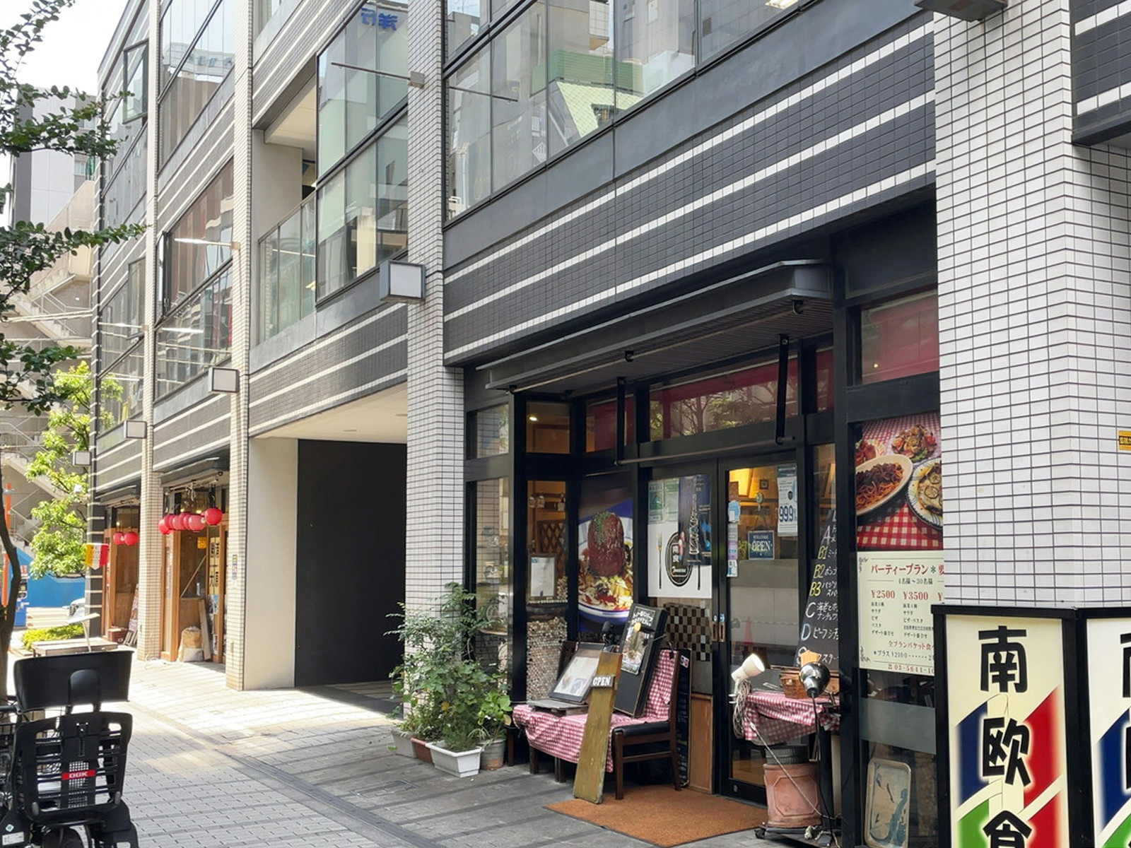 付近には飲食店が複数点在