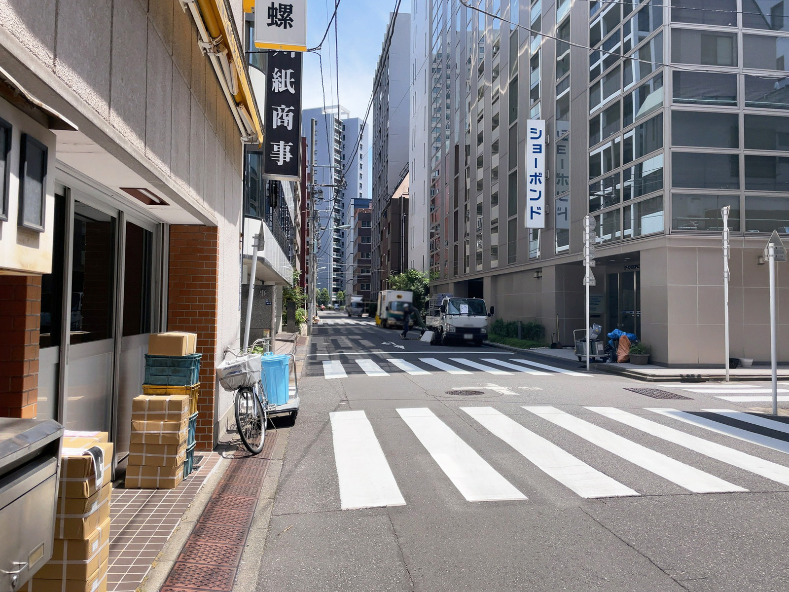 ウィング箱崎ビル前面の通り