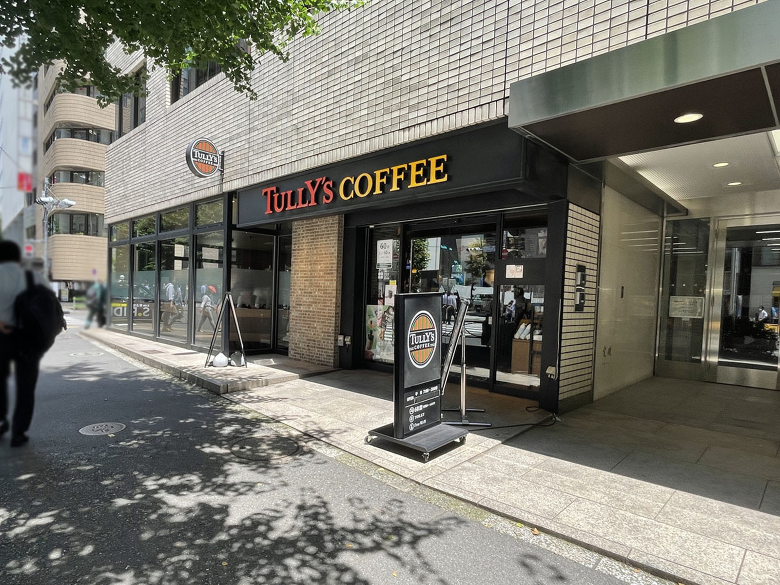 並びのタリーズコーヒー 虎ノ門桜田通り店