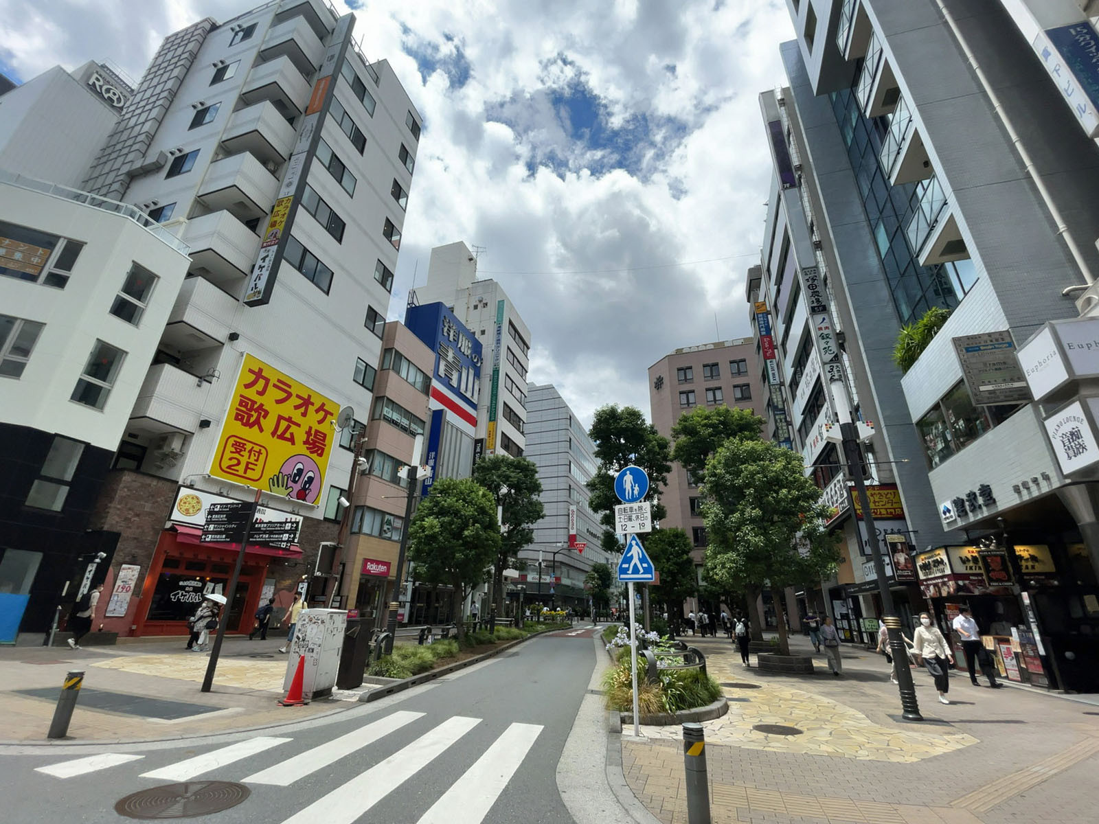音羽ビル前面の通り