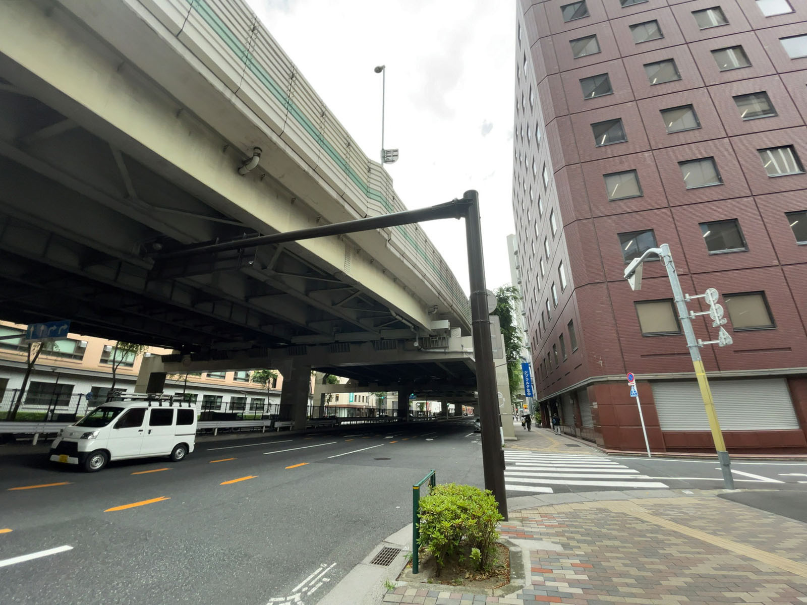 ジブラルタ生命池袋ビル前面の通り