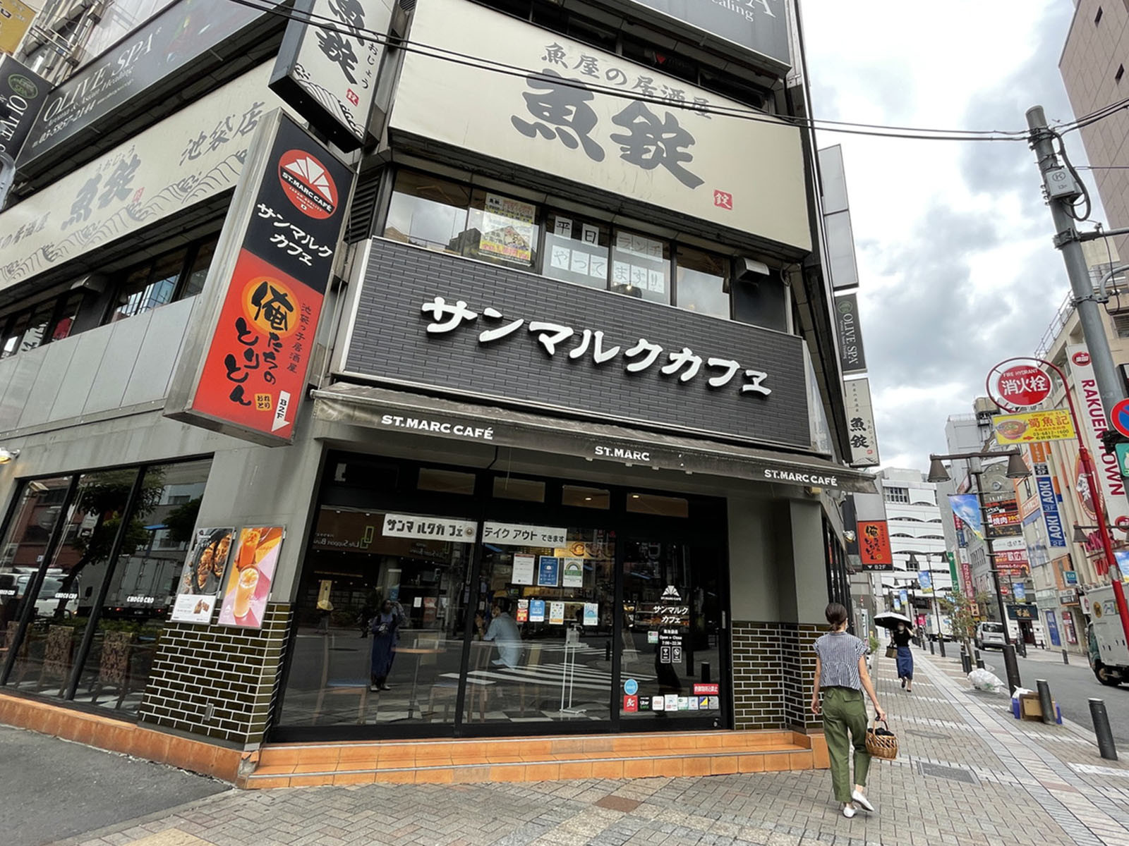 周辺には飲食店が点在