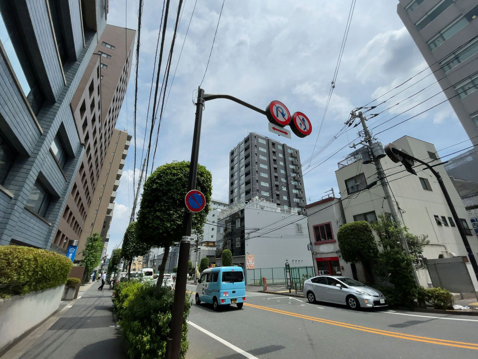 87ビルディング岩戸町前面の通り