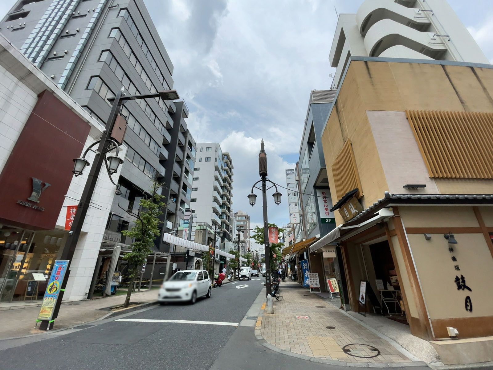 付近の神楽坂通り