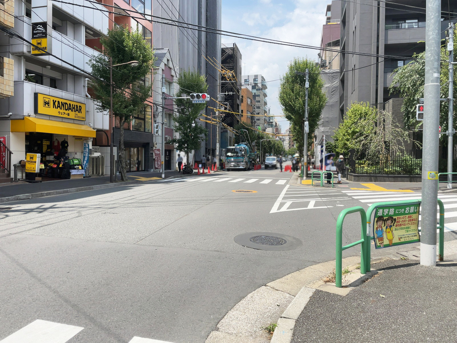 VORT神保町4前面の錦華通り