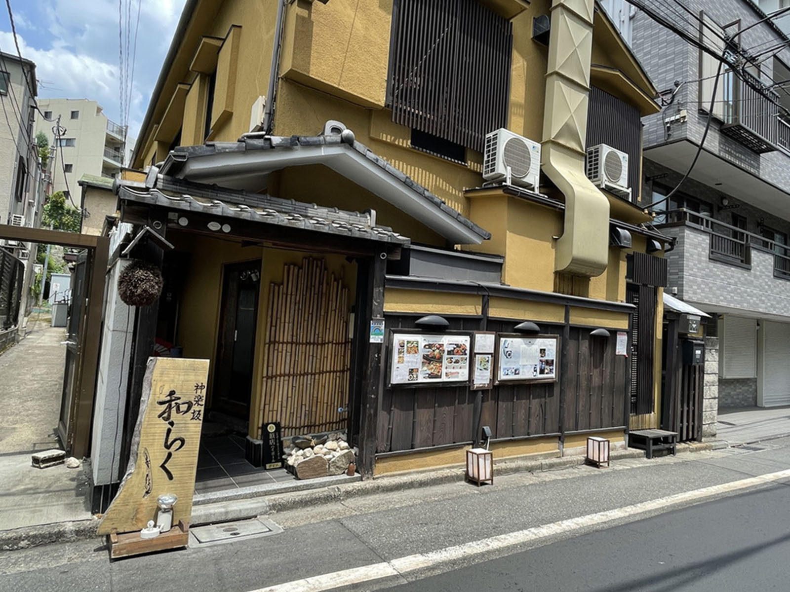 徒歩圏内には飲食店があり