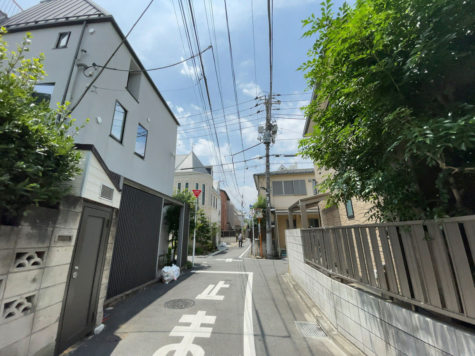 矢来町ハウス前面の通り