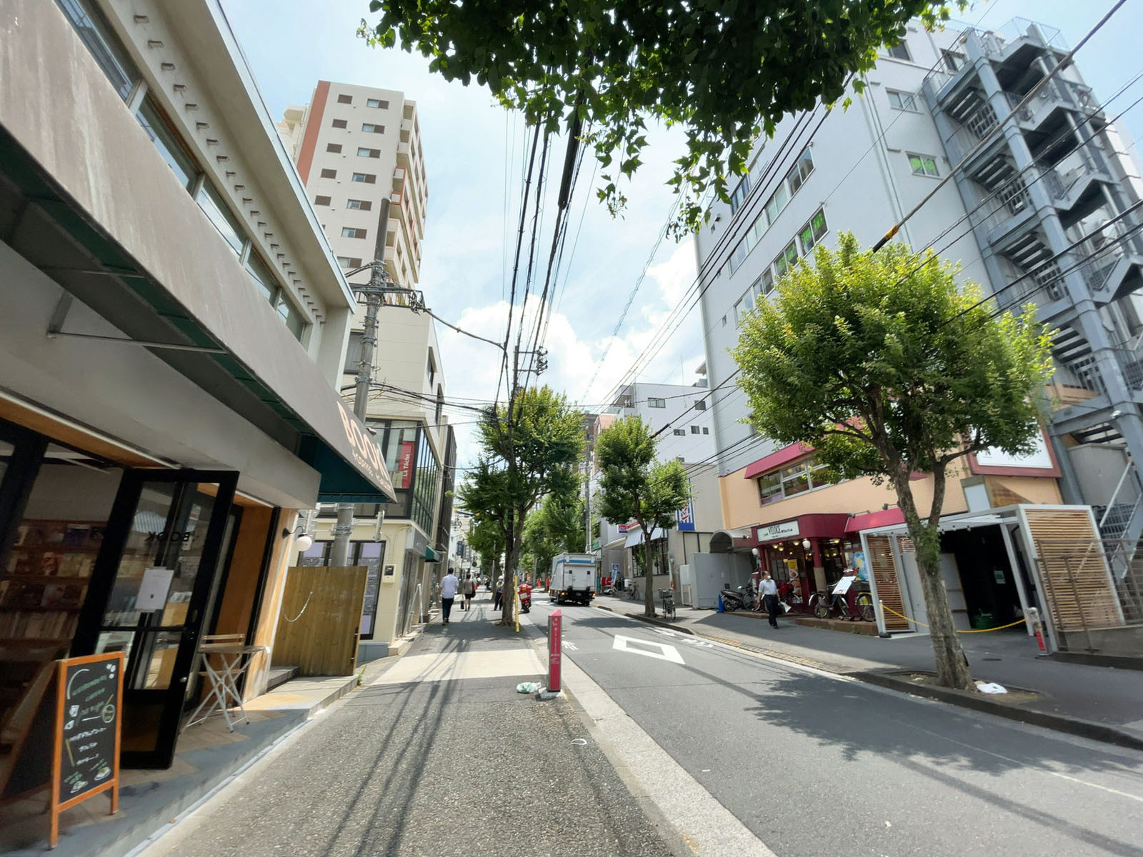 神楽坂ローズビルディング前面の通り