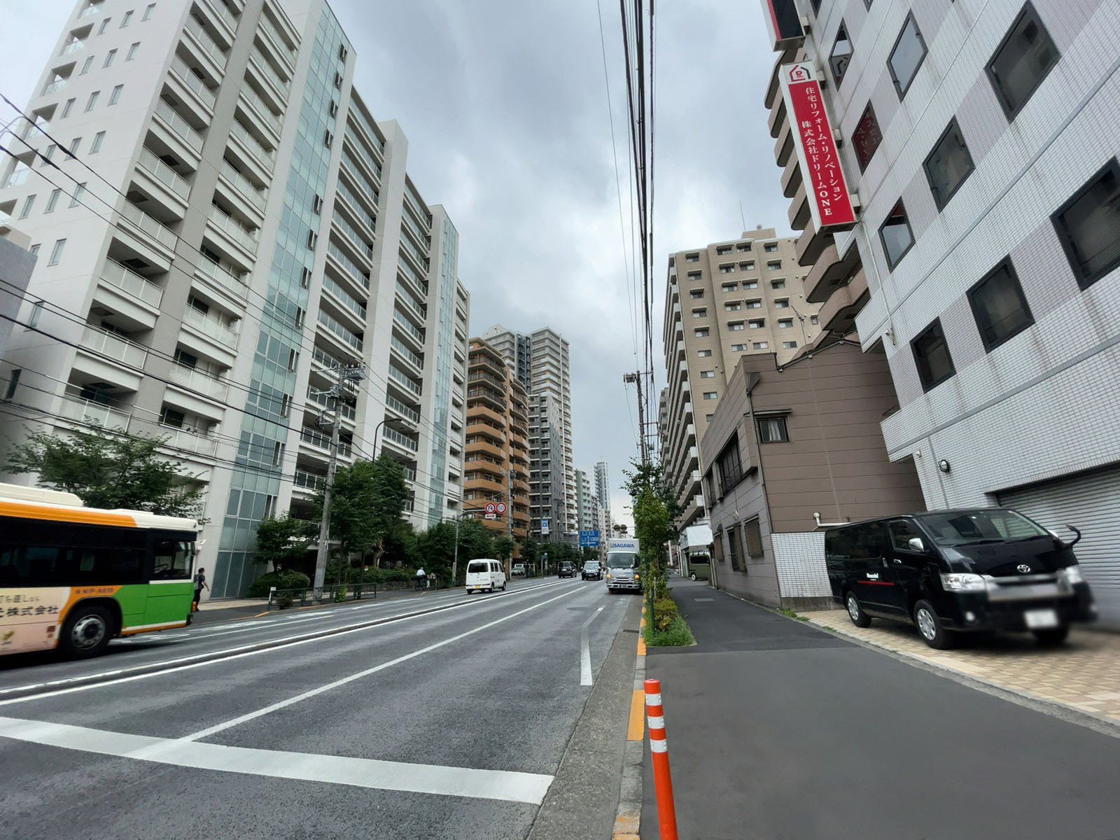 ノックスドールビル前面の明治通り