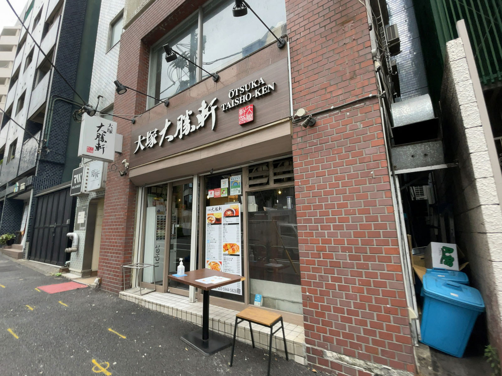 周辺には飲食店が点在