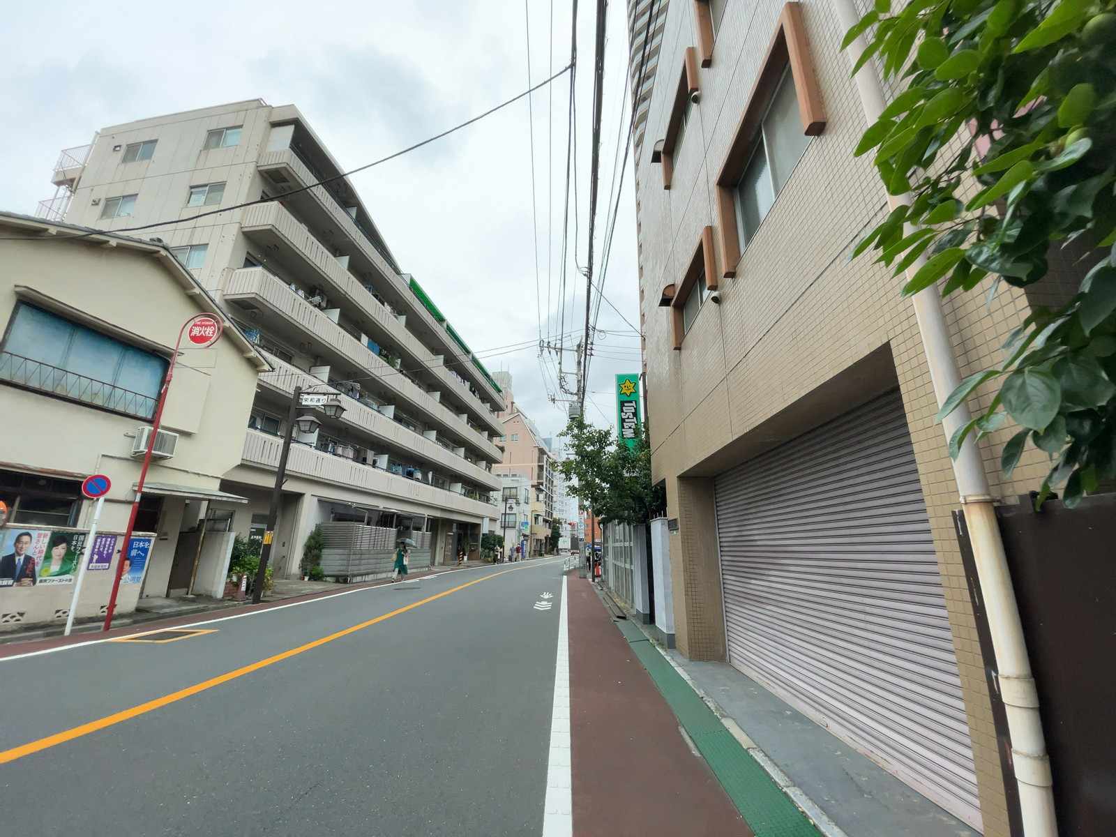 小林ビル前面の通り