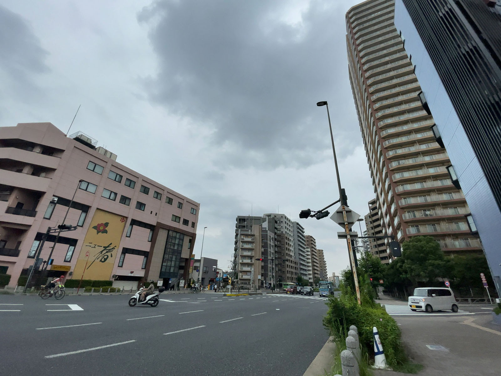 白山通り至近に立地