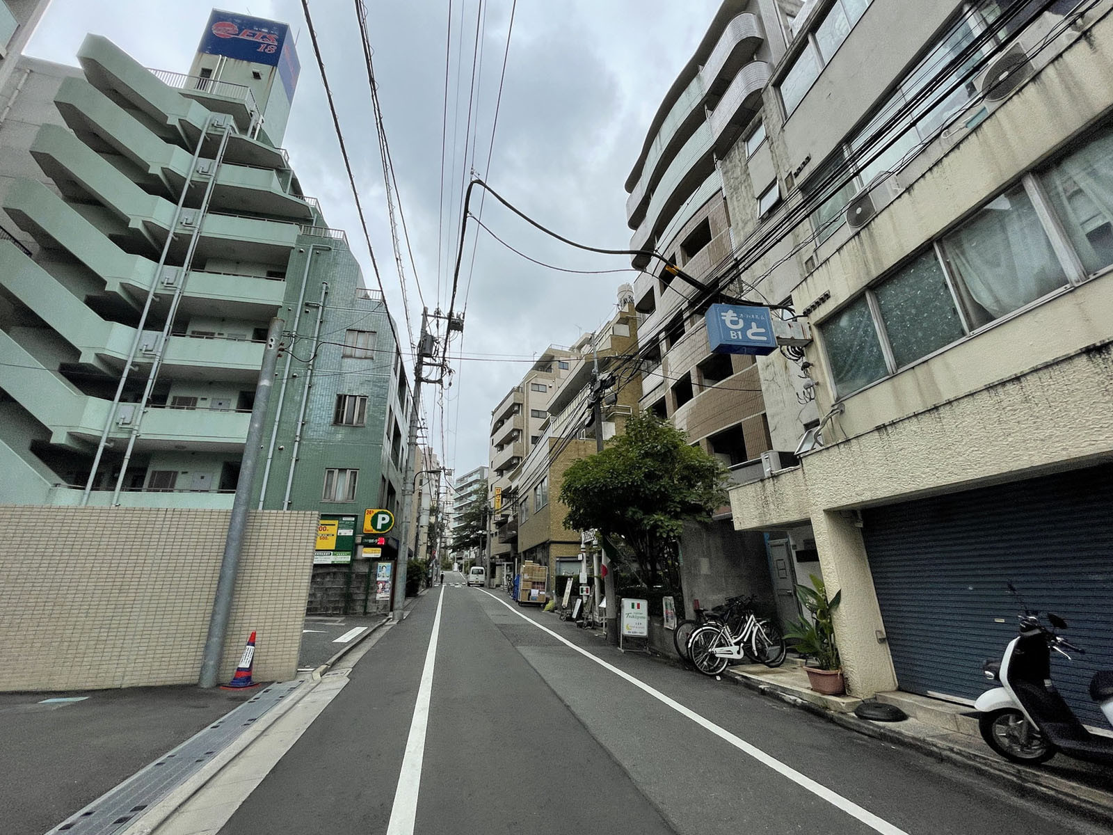 美幸ビル前面の通り