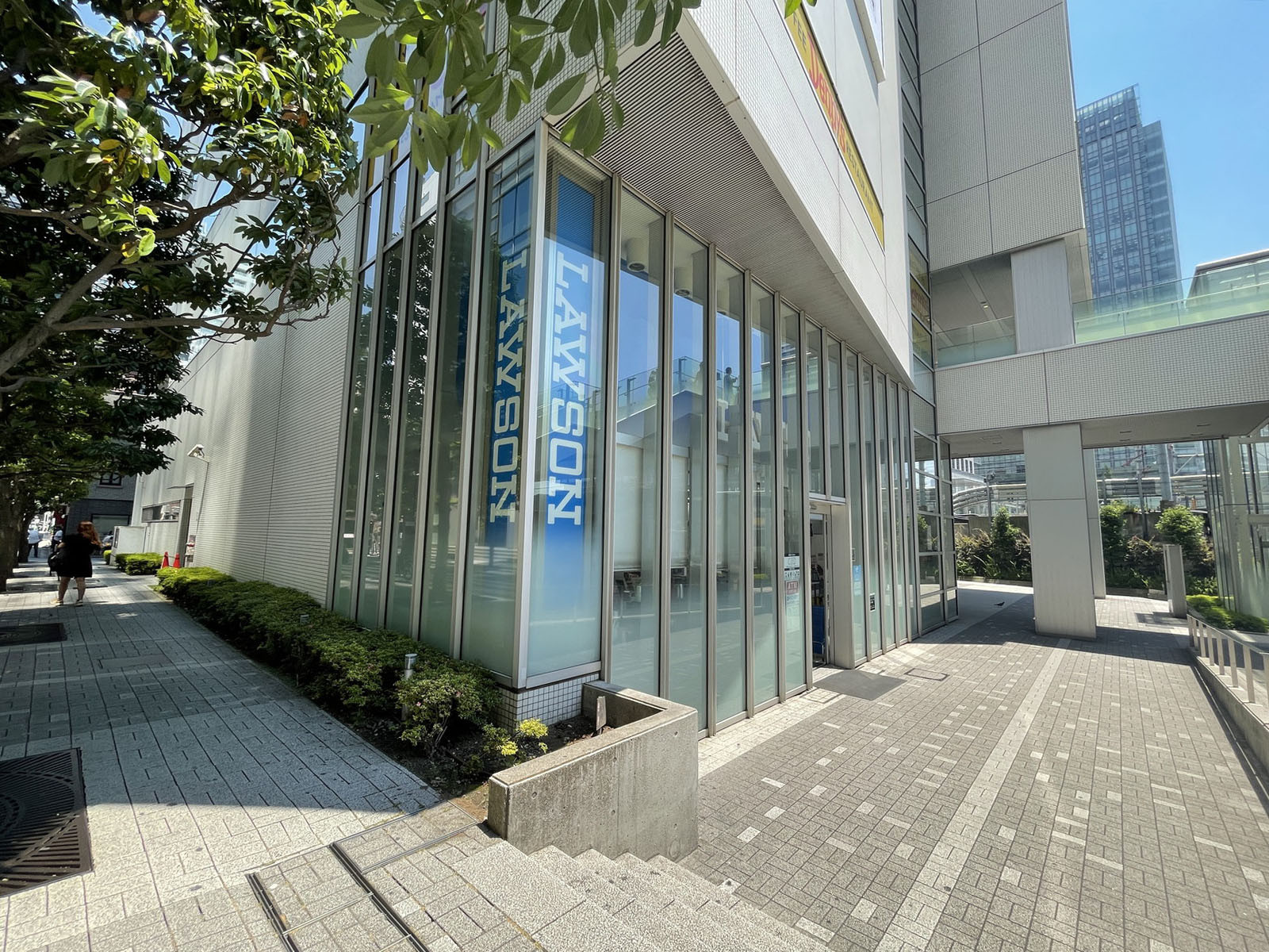 徒歩1分のローソン 文化放送メディアプラス店