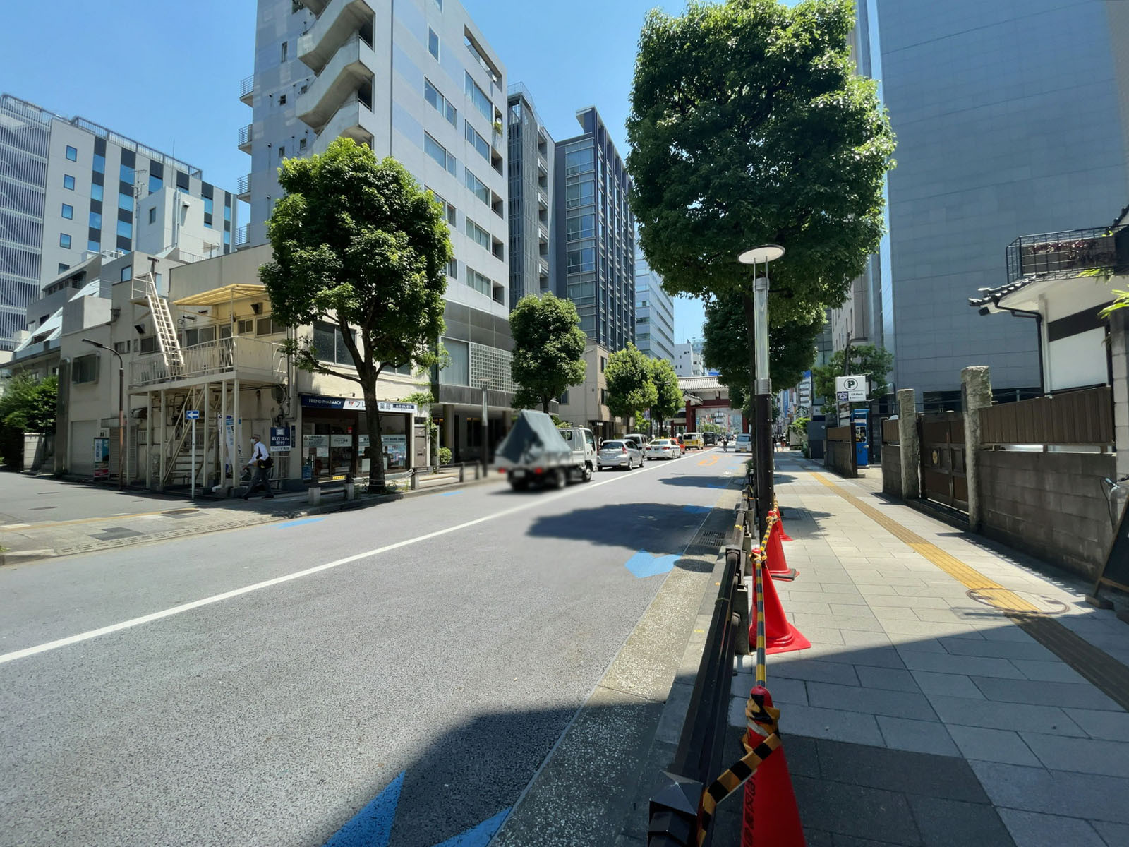 芝加賀ビル前面の通り