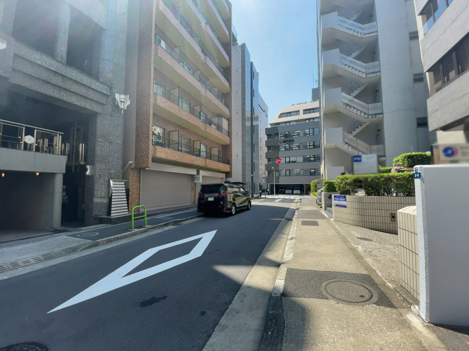 森隆ビル前面の通り