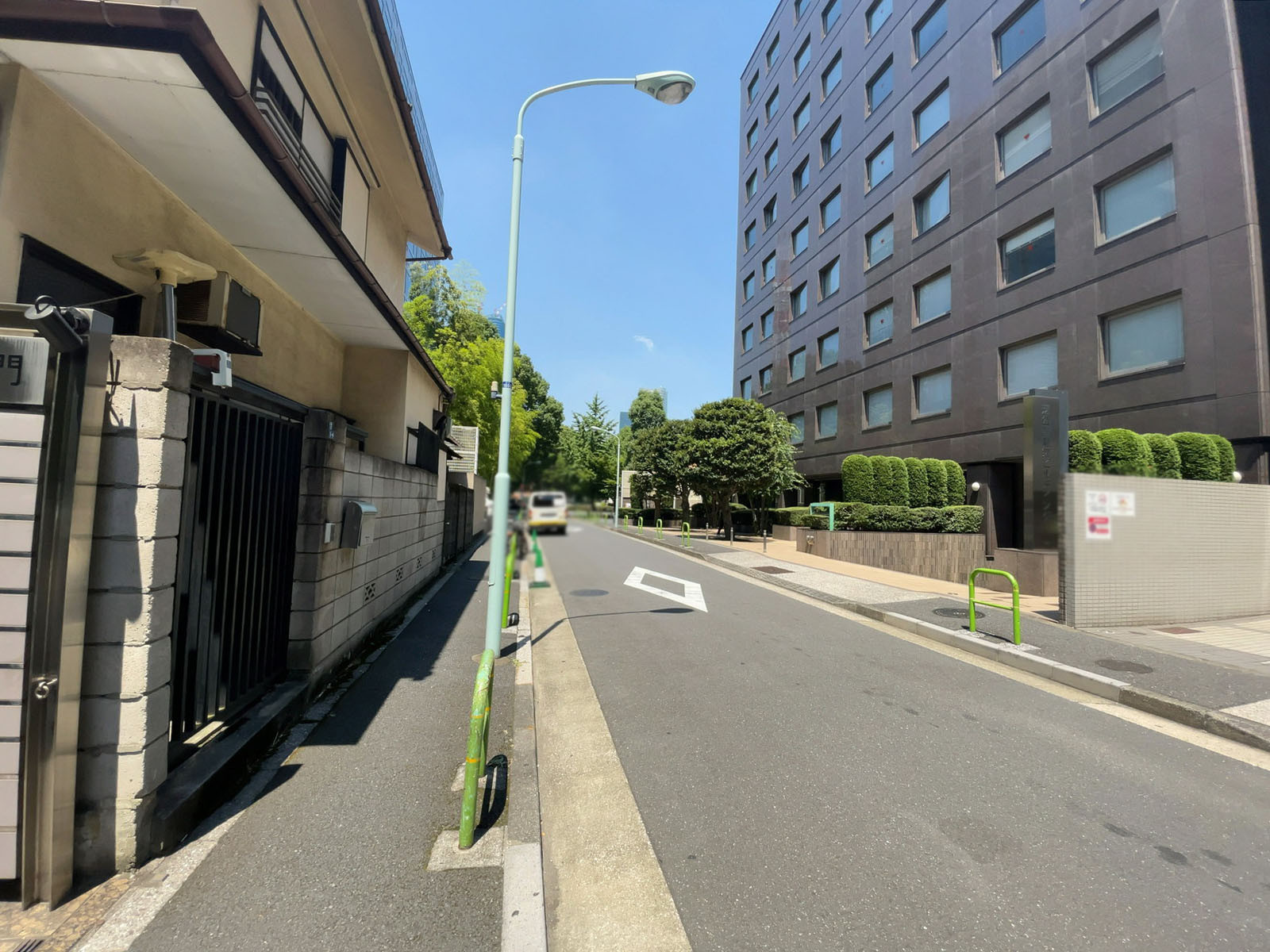バルコ御成門前面の通り