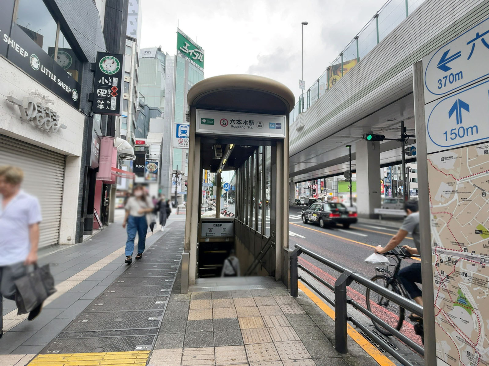 最寄りの「六本木駅」