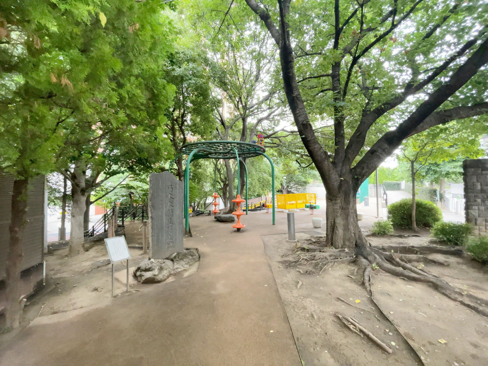 徒歩1分の港区立さくら坂公園