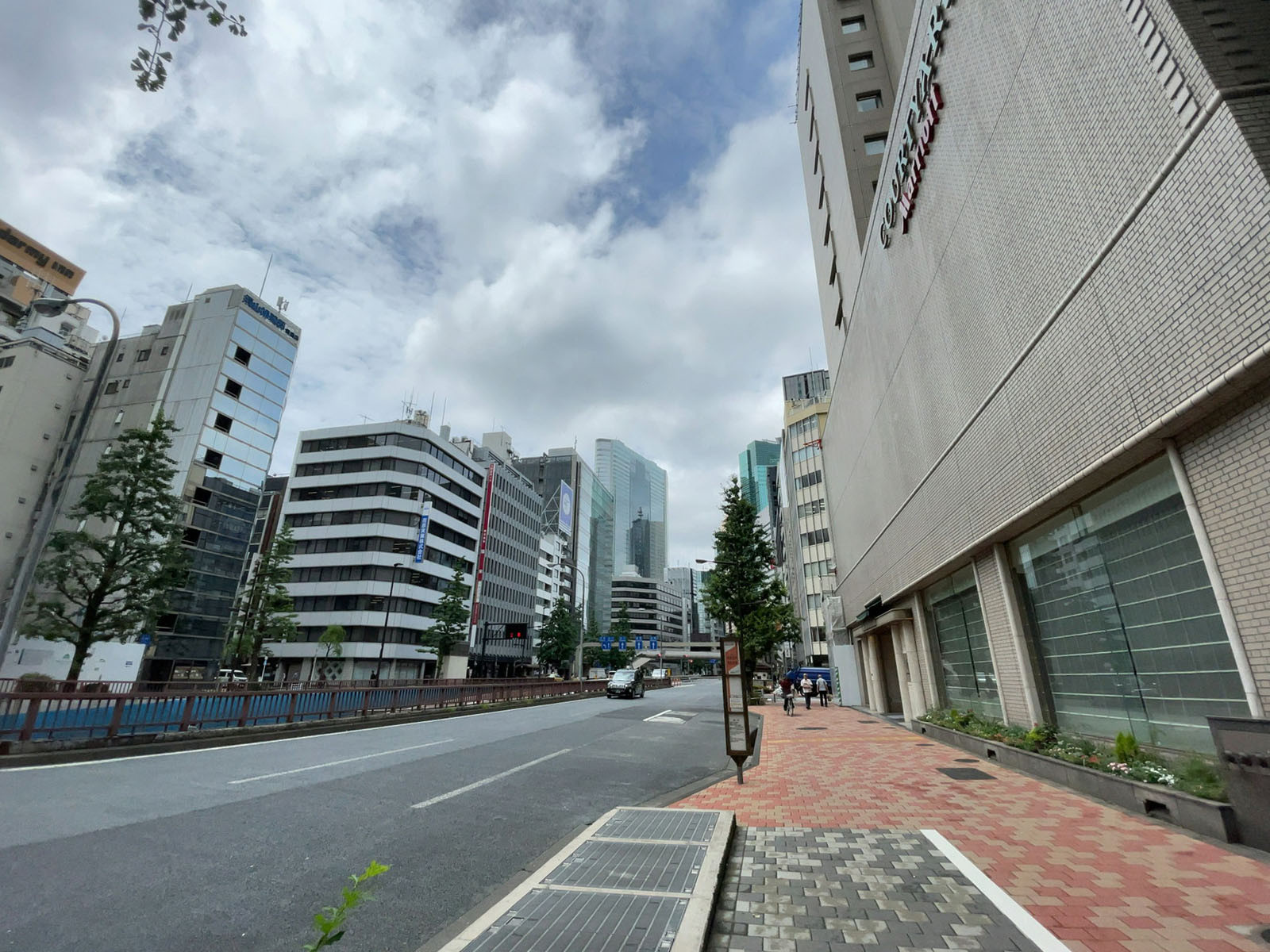 銀座石井ビル前面の昭和通り