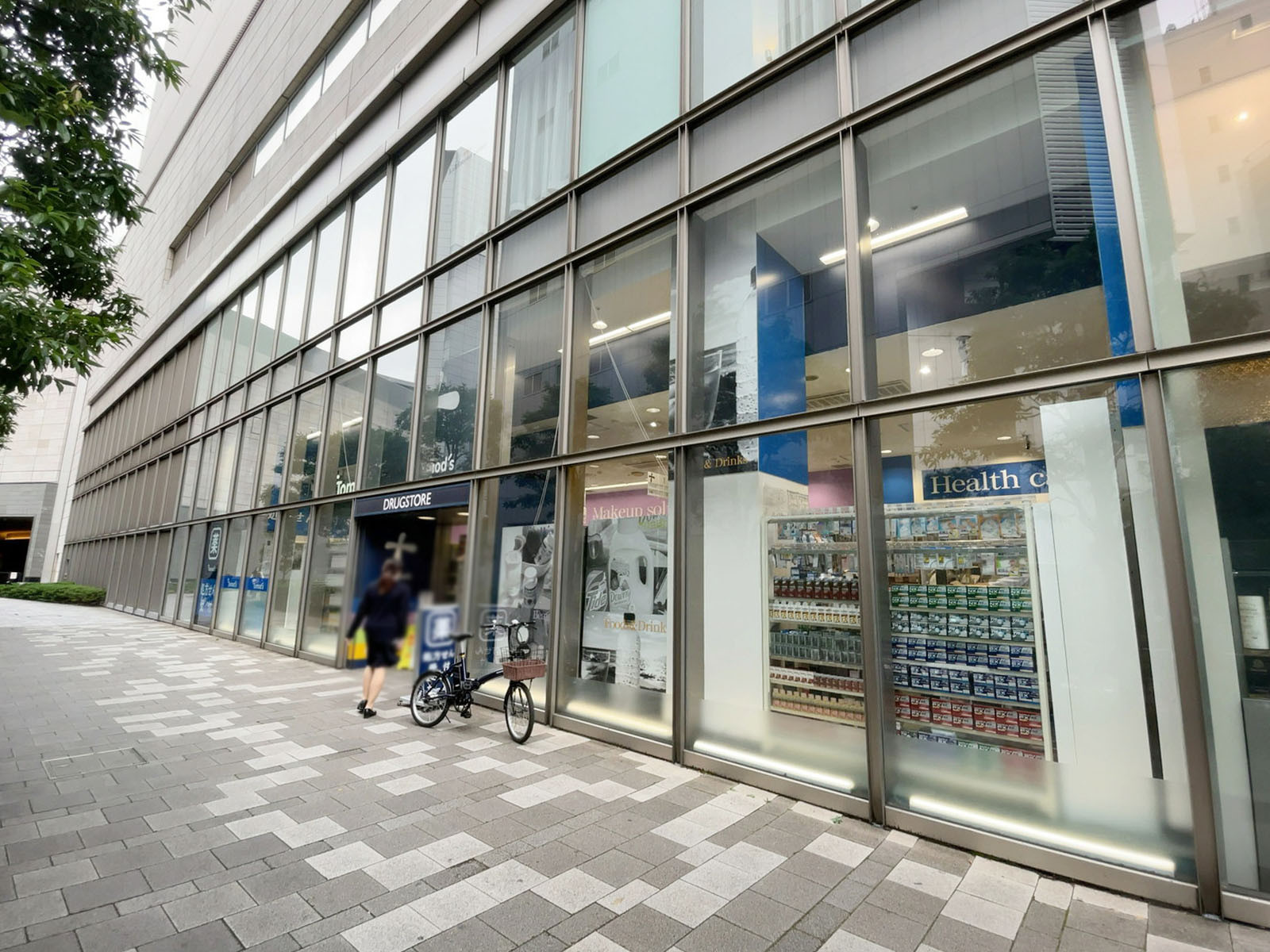 付近のトモズ 六本木ヒルズ店