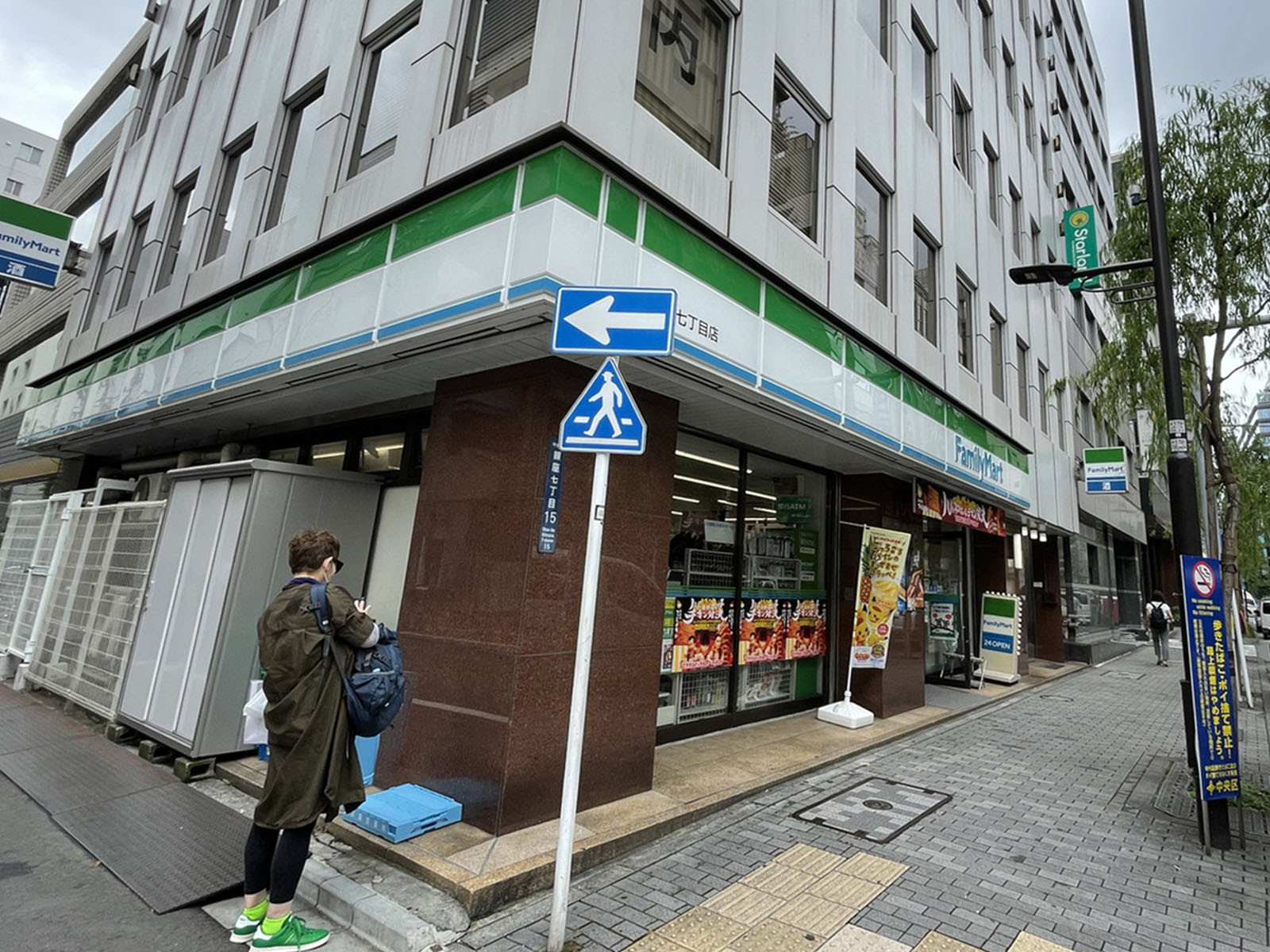 徒歩1分のファミリーマート銀座7丁目店