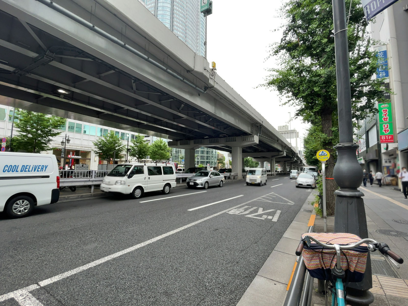 塩業会館ビル前面の六本木通り